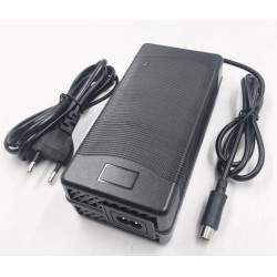 Caricabatterie LabTEC 42V 2A Per Batteria Al Litio 36V – Connettore XLR A 3 Pin, Per Bici Elettrica, Monopattino E Sedia A Rotelle